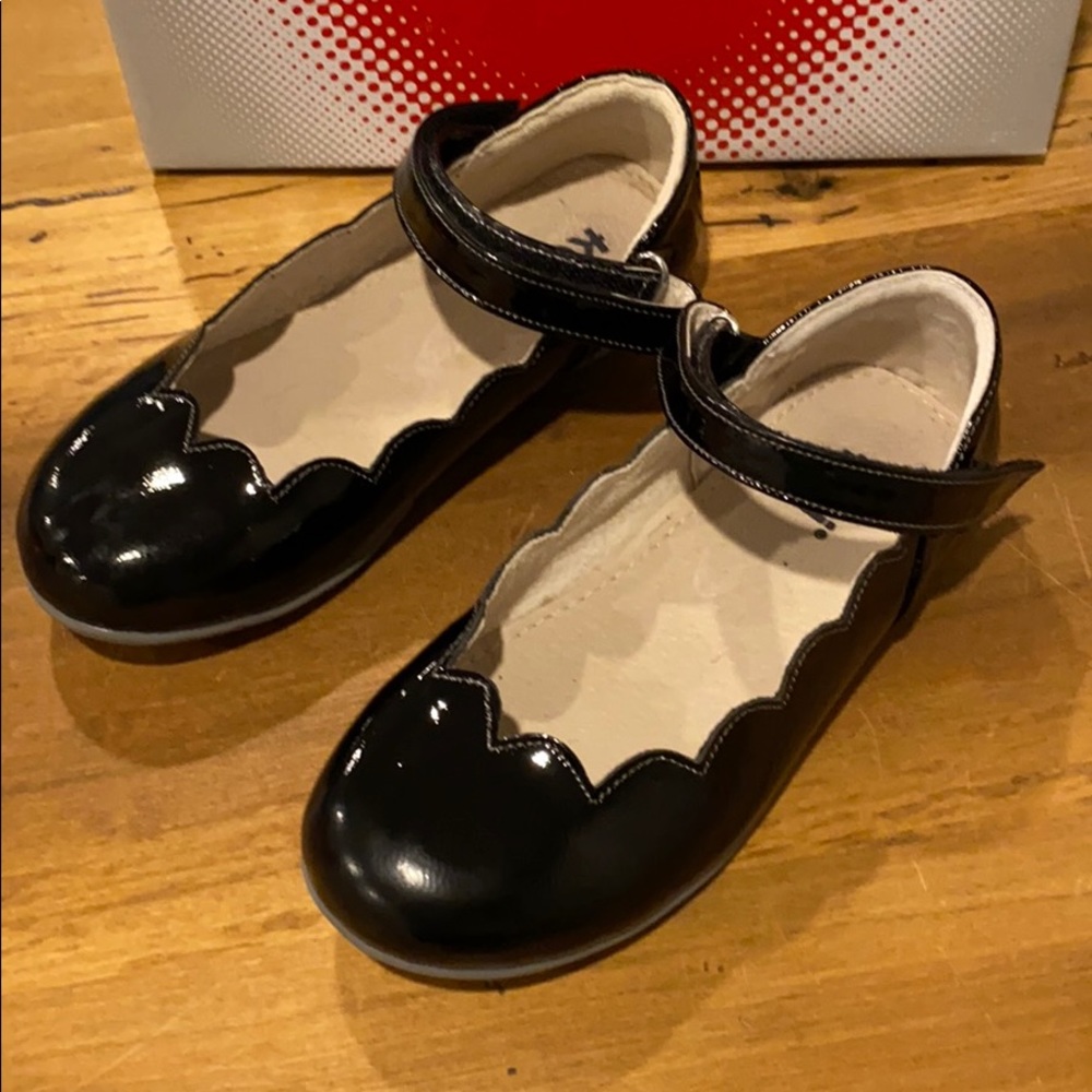 See Kai Run black patent Mary Janes scallop trim